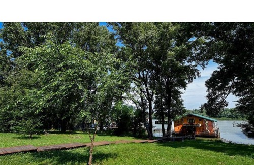 Novi Beograd House | Floating House on the River, near the city - Apt 6 (Triple Room with Terrace)