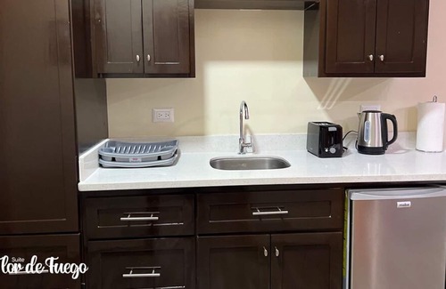 Coatepeque Apartment | Flor de Fuego Suite, Villa Noelia room for couples on the lake