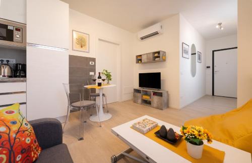 Santo Spirito Apartment | Florence Charming Apartments - Conventino Modern - One-bedroom Flat with Living Area and Garage near Boboli