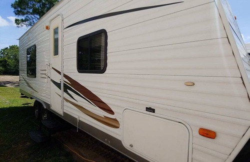 Wedgefield RV Rental | Florida vacation now! Rent an RV for your stay.