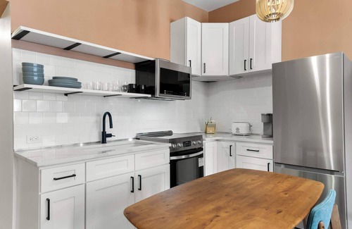 East Market District Apartment | Florry – A Playful Escape in NULU