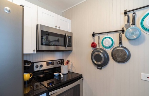 Overland Park House | Floyd Retreat - 1 block to downtown Overland Park