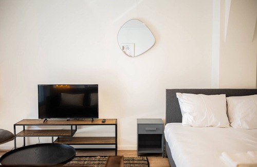 Kop van Zuid Apartment | Fluffy serviced studio apartment 44m2 -PRH11F-