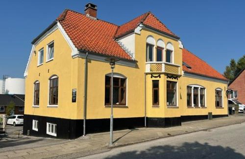 Bindslev Hotel | Folsted - Værelse 102 med eget badeværelse og fri parkering