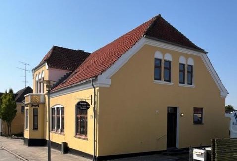 Bindslev Hotel | Folsted - Værelse 102 med eget badeværelse og fri parkering