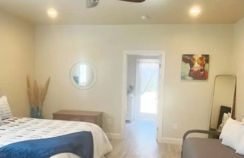 Newcastle Cottage | Foothills Cottage, 1 bedroom, 1 bath guest house.