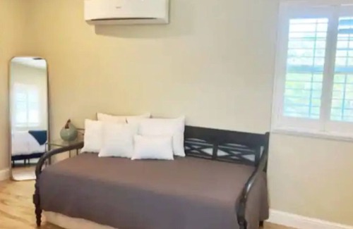Newcastle Cottage | Foothills Cottage, 1 bedroom, 1 bath guest house.