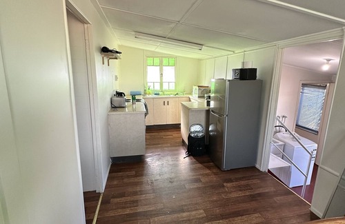 South Townsville House | For work or play city fringe 1 bedroom cottage fast WIFI laundry