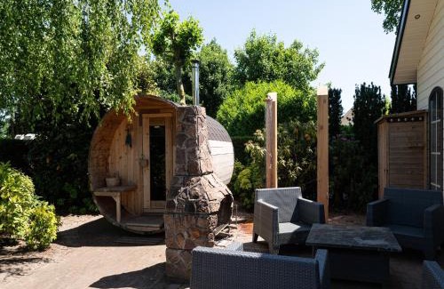 Voorthuizen House | Forest Cabin with Pets