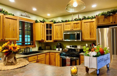 Confluence Cabin | Forest Creek Lodge · Stunning Secluded Stream Front Lodge w/Hot Tub