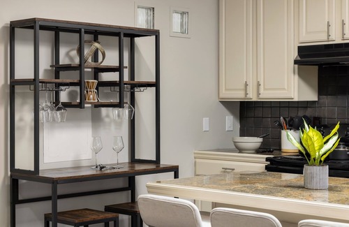 Forest Park Apartment | Forest Park Gem: Near attractions & Group Fun