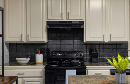 Forest Park Apartment | Forest Park Gem: Near attractions & Group Fun