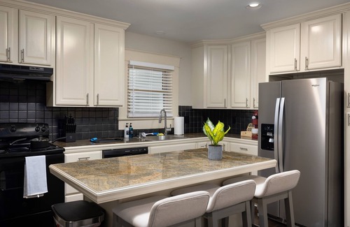 Forest Park Apartment | Forest Park Gem: Near attractions & Group Fun