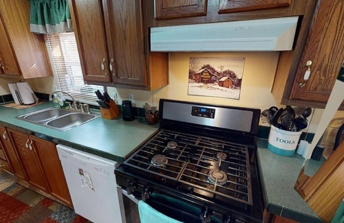 Nelsonville Cabin | Forest View-Hillside Cabin-Family Cabin-Private Bathroom