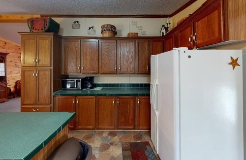 Nelsonville Cabin | Forest View-Hillside Cabin-Family Cabin-Private Bathroom