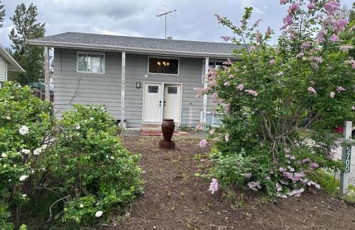 Taku - Campbell Apartment | Forget Me Not Home by Airport Upstairs with Deck