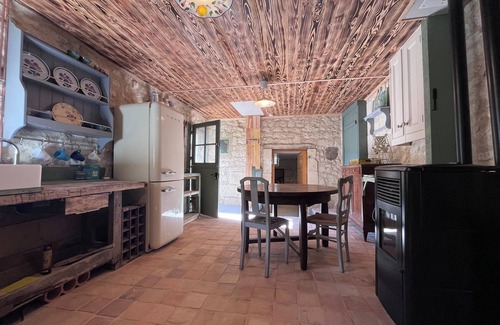 Chinon Cottage | Former barn in Chinon,near to town,forest walks, cycle paths and bikes available