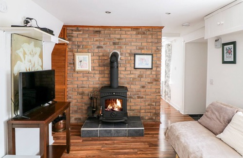 Baldwinstown Cottage | FORT MOUNTAIN HOUSE, family friendly in Duncormick, County Wexford