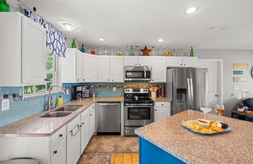 Dandridge House | Fort Sunsets-Best Lakefront Views, Hot Tub, Fire Pit, Dock, Kayaks, Dog Friendly