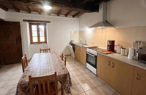 Le Crozet Cottage | Fortified House in Monts de la Madeleine with Private Garden