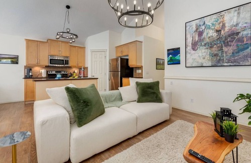 Cochrane House | "Fortress" 2Bdrm w/Barrel Sauna!
