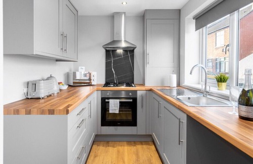 Stourbridge Apartment | Four Apartments - Parking - Stourbridge