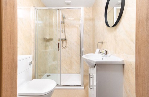 Stourbridge Apartment | Four Apartments - Parking - Stourbridge