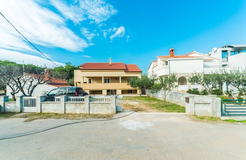 Privlaka Apartment | Four-bedroom apartment with terrace Privlaka, Zadar (A-14492-a)