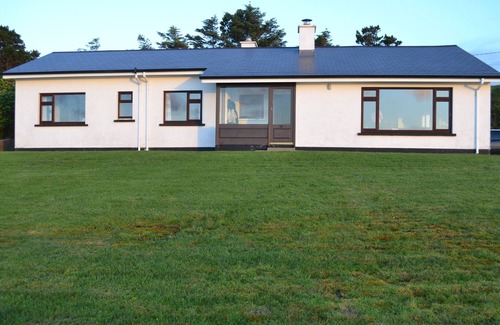 Glassillaun Cottage | Four Bedroom Cottage. Spectacular Ocean & Island Views. Close To Beach & Pubs.