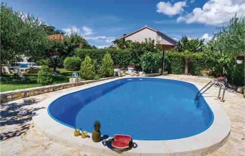 Lovinac House | Four-Bedroom Holiday Home Lovinac With An Outdoor Swimming Pool 09
