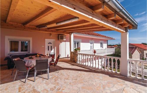 Lovinac House | Four-Bedroom Holiday Home Lovinac With An Outdoor Swimming Pool 09