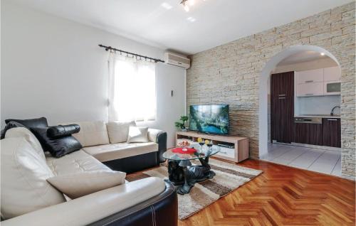 Lovinac House | Four-Bedroom Holiday Home Lovinac With An Outdoor Swimming Pool 09