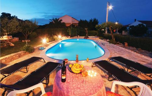 Lovinac House | Four-Bedroom Holiday Home Lovinac With An Outdoor Swimming Pool 09