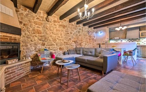 Zmijavci House | Four-Bedroom Holiday Home Zmijavci With A Fireplace 09