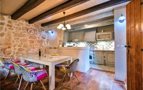 Zmijavci House | Four-Bedroom Holiday Home Zmijavci With A Fireplace 09