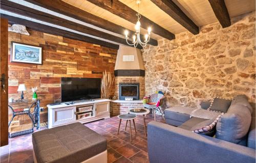 Zmijavci House | Four-Bedroom Holiday Home Zmijavci With A Fireplace 09