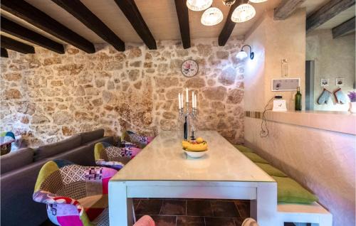 Zmijavci House | Four-Bedroom Holiday Home Zmijavci With A Fireplace 09