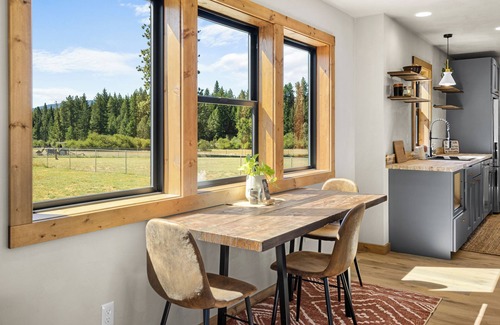Ronald House | Four Seasons Escape - Tiny home 3min away from lake & trails!