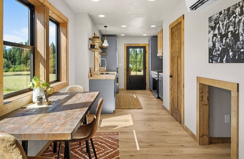 Ronald House | Four Seasons Escape - Tiny home 3min away from lake & trails!