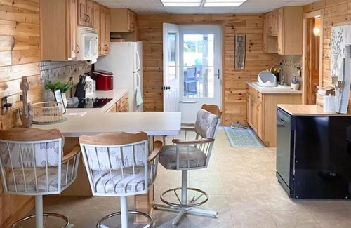 Gladwin House | Four Seasons Retreat, Sleeps 10