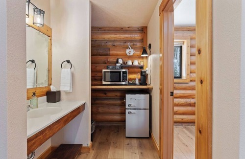 Duck Creek Village Hotel | Four Seasons King Suite Duck Creek Zion/Bryce