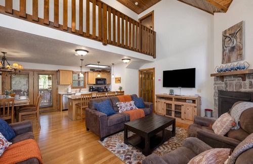 Reeds Spring Cabin | Fourmile Creek Cabin 4 Master Jacuzzi Suites