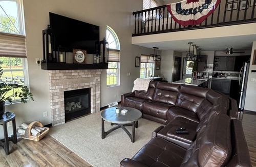 Oshkosh House | Fox River Townhouse- 3 Miles from EAA Grounds