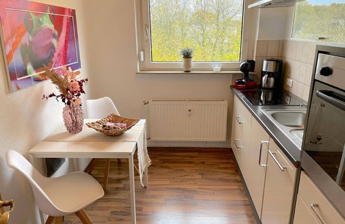 Kattenturm Apartment | "Fräulein Grünweiss" 75m2 flat, south-facing balcony, wifi