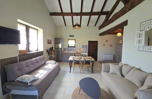 Sainte-Sabine-Born Cottage | Authentic Cottage with Garden and Pool