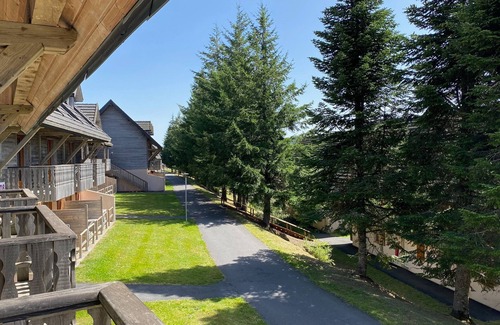 Besse-et-Saint-Anastaise Apartment | Spacious duplex with pool at Bois de la Reine