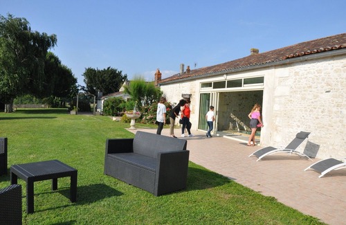 La Gripperie-Saint-Symphorien Cottage | Family home with indoor pool near the sea