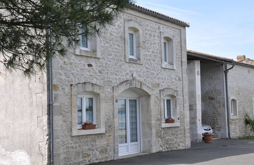 La Gripperie-Saint-Symphorien Cottage | Family home with indoor pool near the sea