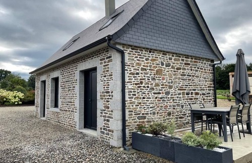 Saint-Quentin-les-Chardonnets Cottage | Charming Modern Cottage for 2 in Normandy, Pets Allowed