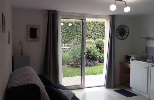 Saint-Sylvestre-de-Cormeilles Bed & Breakfast | Maya, independent guest studio with kitchenette